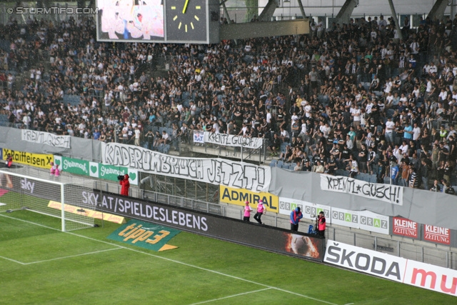 Sturm Graz - Ried
Oesterreichische Fussball Bundesliga, 34. Runde, SK Sturm Graz - SV Ried, Stadion Liebenau Graz, 19.05.2013. 

Foto zeigt Fans von Sturm mit einem Spruchband
Schlüsselwörter: protest