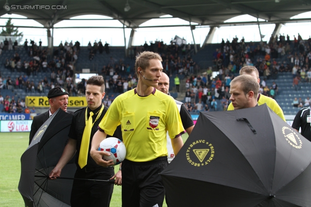 Sturm Graz - Ried
Oesterreichische Fussball Bundesliga, 34. Runde, SK Sturm Graz - SV Ried, Stadion Liebenau Graz, 19.05.2013. 

Foto zeigt Schiedsrichter Markus Hameter und Security
