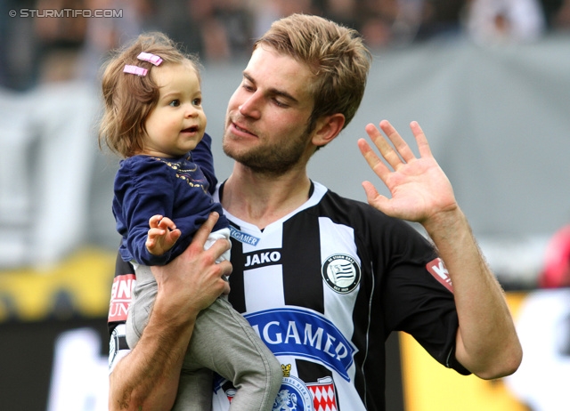 Sturm Graz - Ried
Oesterreichische Fussball Bundesliga, 34. Runde, SK Sturm Graz - SV Ried, Stadion Liebenau Graz, 19.05.2013. 

Foto zeigt Manuel Weber (Sturm) mit seiner Tochter
