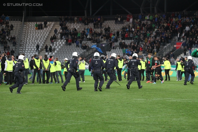 Wacker Innsbruck - Sturm Graz
Oesterreichische Fussball Bundesliga, 35. Runde, FC Wacker Innsbruck - SK Sturm Graz, Tivoli Neu Innsbruck, 22.05.2013. 

Foto zeigt Fans von Wacker Innsbruck, Security und Polizei
