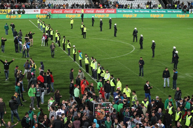 Wacker Innsbruck - Sturm Graz
Oesterreichische Fussball Bundesliga, 35. Runde, FC Wacker Innsbruck - SK Sturm Graz, Tivoli Neu Innsbruck, 22.05.2013. 

Foto zeigt Fans von Wacker Innsbruck, Security und Polizei
