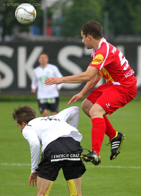 Sturm Amateure - KSV Amateure
Regionalliga Mitte, 28. Runde,  Sturm Graz Amateure - KSV Amateure, Trainingszentrum Messendorf, 24.05.2013. 

Foto zeigt Anel Kocijan (Sturm Amateure) und Michael Hochleitner (KSV Amateure)
