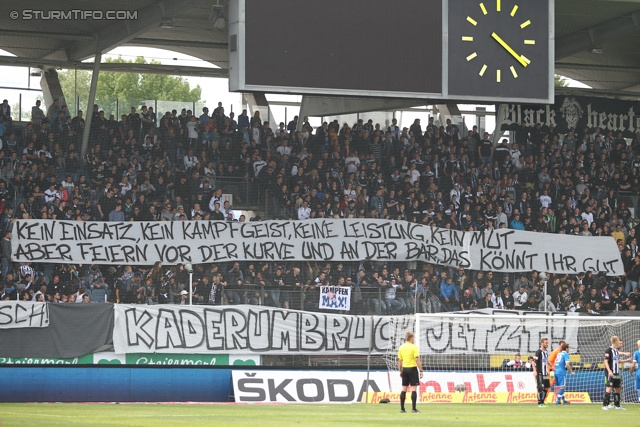 Sturm Graz - Wr. Neustadt
Oesterreichische Fussball Bundesliga, 36. Runde, SK Sturm Graz - SC Wiener Neustadt, Stadion Liebenau Graz, 26.05.2013. 

Foto zeigt Fans von Sturm mit einem Spruchband
Schlüsselwörter: protest