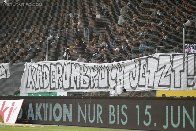 Sturm Graz - Wr. Neustadt
Oesterreichische Fussball Bundesliga, 36. Runde, SK Sturm Graz - SC Wiener Neustadt, Stadion Liebenau Graz, 26.05.2013. 

Foto zeigt Fans von Sturm mit einem Spruchband
Schlüsselwörter: protest