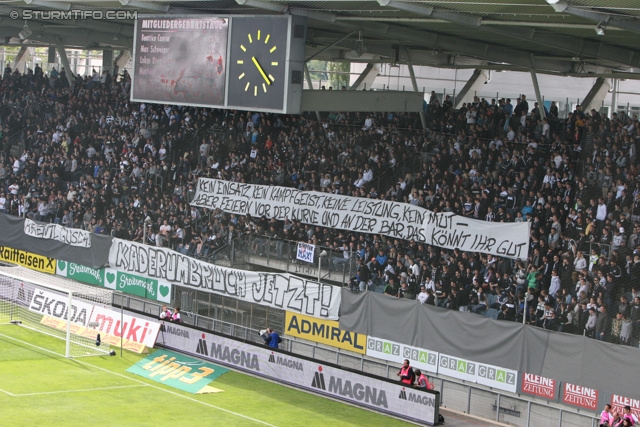 Sturm Graz - Wr. Neustadt
Oesterreichische Fussball Bundesliga, 36. Runde, SK Sturm Graz - SC Wiener Neustadt, Stadion Liebenau Graz, 26.05.2013. 

Foto zeigt Fans von Sturm mit einem Spruchband
Schlüsselwörter: protest