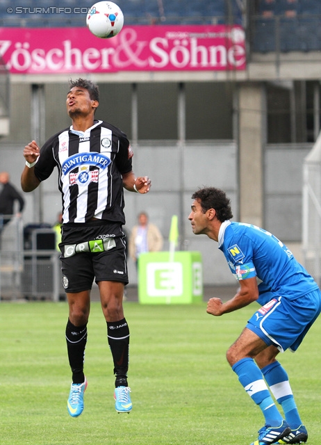 Sturm Graz - Wr. Neustadt
Oesterreichische Fussball Bundesliga, 36. Runde, SK Sturm Graz - SC Wiener Neustadt, Stadion Liebenau Graz, 26.05.2013. 

Foto zeigt Rubin Rafael Okotie (Sturm) und Peter Hlinka (Wr. Neustadt)
Schlüsselwörter: kopfball