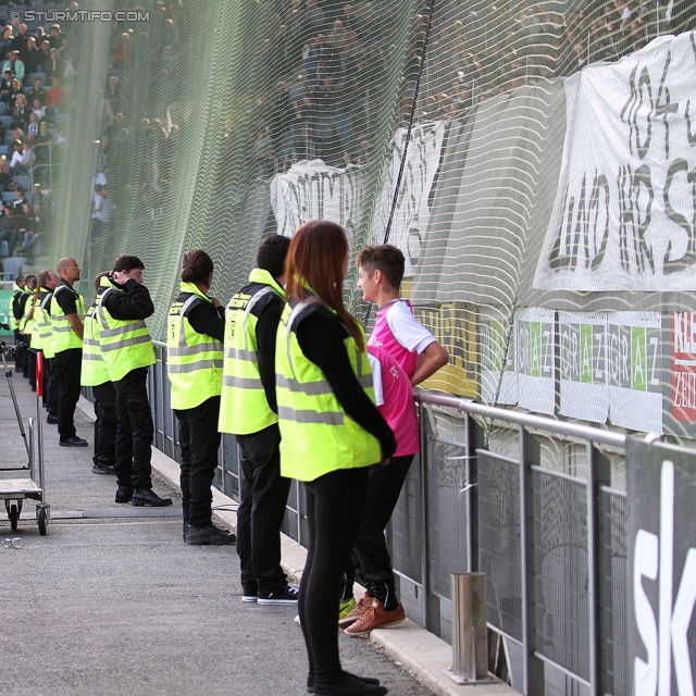 Sturm Graz - Wr. Neustadt
Oesterreichische Fussball Bundesliga, 36. Runde, SK Sturm Graz - SC Wiener Neustadt, Stadion Liebenau Graz, 26.05.2013. 

Foto zeigt Security und Fans von Sturm
