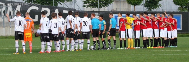 Sturm Amateure - St. Florian
Regionalliga Mitte, 30. Runde,  Sturm Graz Amateure - Union St. Florian, Trainingszentrum Messendorf, 01.06.2013. 

Foto zeigt die Mannschaft der Sturm Amateure, das Schiedsrichterteam und die Mannschaft von St. Florian
