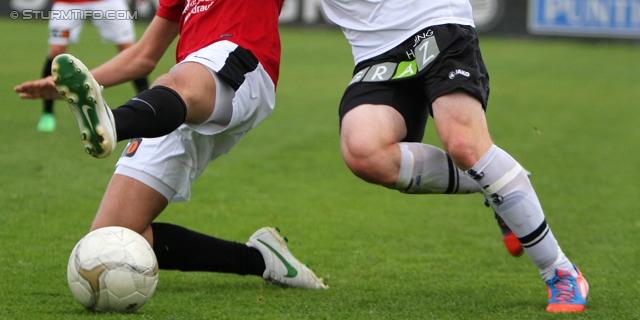 Sturm Amateure - St. Florian
Regionalliga Mitte, 30. Runde,  Sturm Graz Amateure - Union St. Florian, Trainingszentrum Messendorf, 01.06.2013. 

Foto zeigt ein Feature mit Spielern und dem Ball
