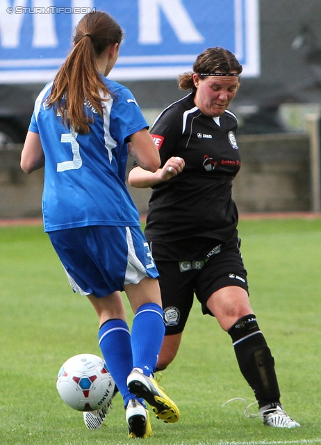 Sturm Damen - Suedbuergenland 1b
2. Frauenliga Ost/Sued, 22. Runde,  SK Sturm Graz Damen/Stattegg - FC Suedburgenland 1b, Trainingszentrum Messendorf, 01.06.2013. 

Foto zeigt Lena-Maria Varga (Suedbuergenland) und Alexandra Veronik (Sturm Damen)
