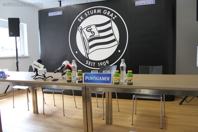 Pressekonferenz Sturm
Oesterreichische Fussball Bundesliga, SK Sturm Graz Pressekonferenz, Trainingszentrum Messendorf, 06.06.2013.

Foto zeigt das Podium
