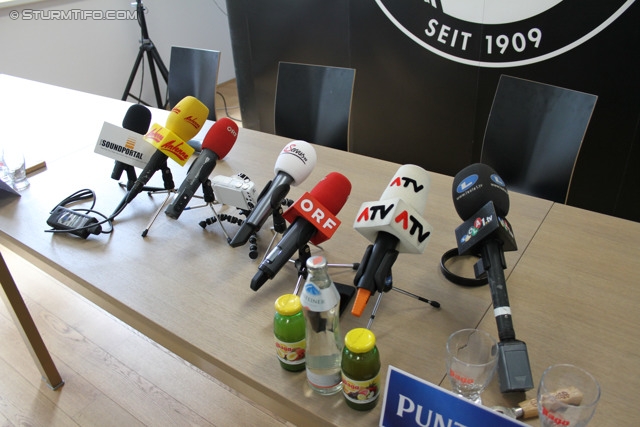 Pressekonferenz Sturm
Oesterreichische Fussball Bundesliga, SK Sturm Graz Pressekonferenz, Trainingszentrum Messendorf, 06.06.2013.

Foto zeigt Mikrofone
