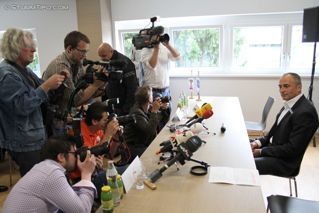 Pressekonferenz Sturm
Oesterreichische Fussball Bundesliga, SK Sturm Graz Pressekonferenz, Trainingszentrum Messendorf, 06.06.2013.

Foto zeigt Journalisten und Darko Milanic (Cheftrainer Sturm)
