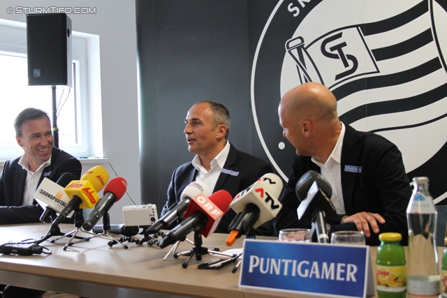 Pressekonferenz Sturm
Oesterreichische Fussball Bundesliga, SK Sturm Graz Pressekonferenz, Trainingszentrum Messendorf, 06.06.2013.

Foto zeigt Christian Jauk (Praesident Sturm), Darko Milanic (Cheftrainer Sturm) und Gerhard Goldbrich (General Manager Sturm)
