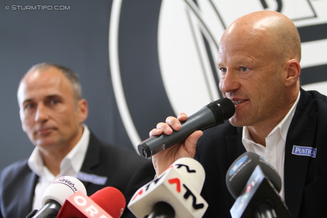 Pressekonferenz Sturm
Oesterreichische Fussball Bundesliga, SK Sturm Graz Pressekonferenz, Trainingszentrum Messendorf, 06.06.2013.

Foto zeigt Darko Milanic (Cheftrainer Sturm) und Gerhard Goldbrich (General Manager Sturm)
