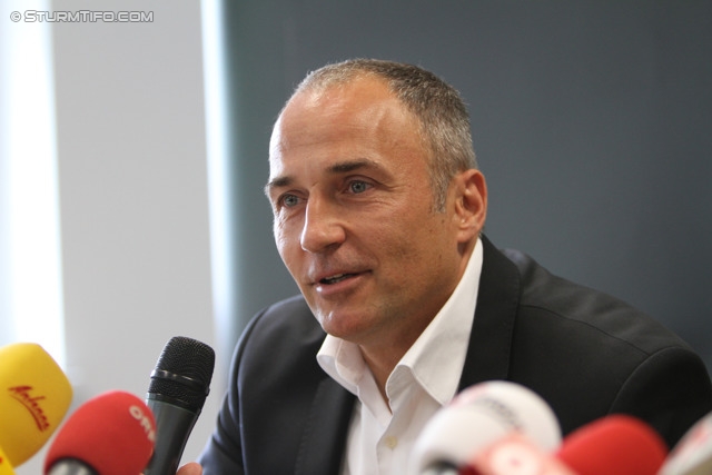 Pressekonferenz Sturm
Oesterreichische Fussball Bundesliga, SK Sturm Graz Pressekonferenz, Trainingszentrum Messendorf, 06.06.2013.

Foto zeigt Darko Milanic (Cheftrainer Sturm)
Schlüsselwörter: freude