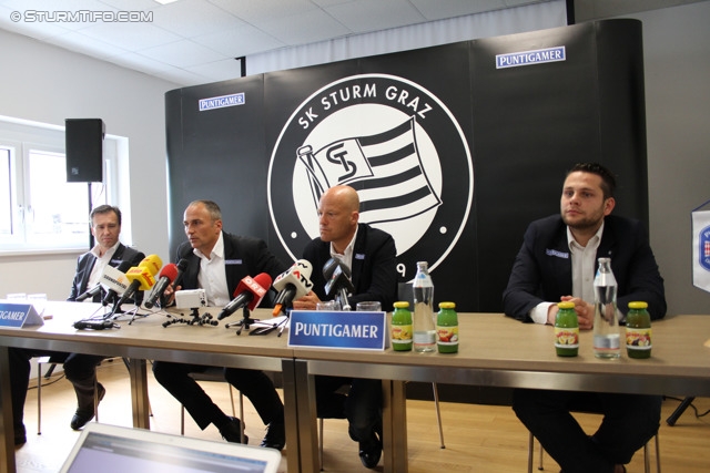 Pressekonferenz Sturm
Oesterreichische Fussball Bundesliga, SK Sturm Graz Pressekonferenz, Trainingszentrum Messendorf, 06.06.2013.

Foto zeigt Christian Jauk (Praesident Sturm), Darko Milanic (Cheftrainer Sturm), Gerhard Goldbrich (General Manager Sturm) und Alexander Fasching (Pressesprecher Sturm)
