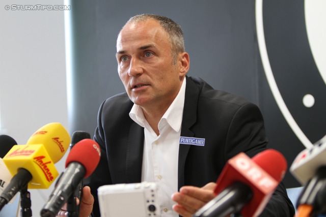 Pressekonferenz Sturm
Oesterreichische Fussball Bundesliga, SK Sturm Graz Pressekonferenz, Trainingszentrum Messendorf, 06.06.2013.

Foto zeigt Darko Milanic (Cheftrainer Sturm)
