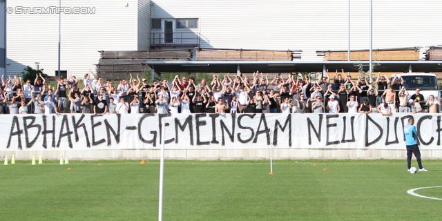 Trainingsauftakt Sturm
Oesterreichische Fussball Bundesliga, SK Sturm Graz Trainingsauftakt, Trainingszentrum Messendorf, 17.06.2013.

Foto zeigt Fans von Sturm mit einem Spruchband
