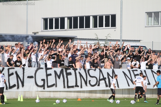 Trainingsauftakt Sturm
Oesterreichische Fussball Bundesliga, SK Sturm Graz Trainingsauftakt, Trainingszentrum Messendorf, 17.06.2013.

Foto zeigt Fans von Sturm mit einem Spruchband
