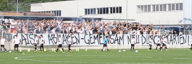 Trainingsauftakt Sturm
Oesterreichische Fussball Bundesliga, SK Sturm Graz Trainingsauftakt, Trainingszentrum Messendorf, 17.06.2013.

Foto zeigt die Mannschaft von Sturm und Fans von Sturm mit einem Spruchband
