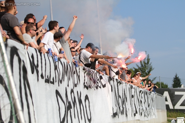 Trainingsauftakt Sturm
Oesterreichische Fussball Bundesliga, SK Sturm Graz Trainingsauftakt, Trainingszentrum Messendorf, 17.06.2013.

Foto zeigt Fans von Sturm
Schlüsselwörter: pyrotechnik