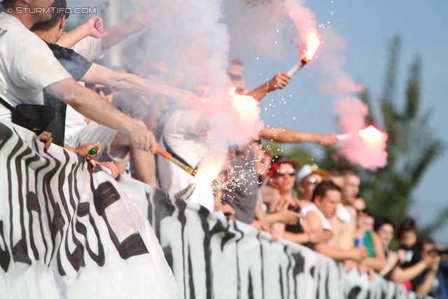 Trainingsauftakt Sturm
Oesterreichische Fussball Bundesliga, SK Sturm Graz Trainingsauftakt, Trainingszentrum Messendorf, 17.06.2013.

Foto zeigt Fans von Sturm
Schlüsselwörter: pyrotechnik