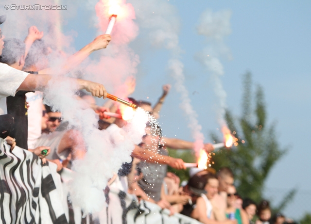 Trainingsauftakt Sturm
Oesterreichische Fussball Bundesliga, SK Sturm Graz Trainingsauftakt, Trainingszentrum Messendorf, 17.06.2013.

Foto zeigt Fans von Sturm
Schlüsselwörter: pyrotechnik