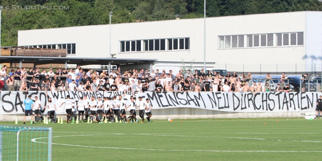 Trainingsauftakt Sturm
Oesterreichische Fussball Bundesliga, SK Sturm Graz Trainingsauftakt, Trainingszentrum Messendorf, 17.06.2013.

Foto zeigt die Mannschaft von Sturm und Fans von Sturm
