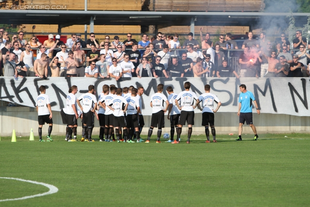 Trainingsauftakt Sturm
Oesterreichische Fussball Bundesliga, SK Sturm Graz Trainingsauftakt, Trainingszentrum Messendorf, 17.06.2013.

Foto zeigt die Mannschaft von Sturm und Fans von Sturm
