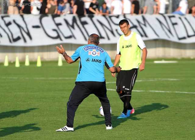 Trainingsauftakt Sturm
Oesterreichische Fussball Bundesliga, SK Sturm Graz Trainingsauftakt, Trainingszentrum Messendorf, 17.06.2013.

Foto zeigt Darko Milanic (Cheftrainer Sturm) und Milan Dudic (Sturm)
