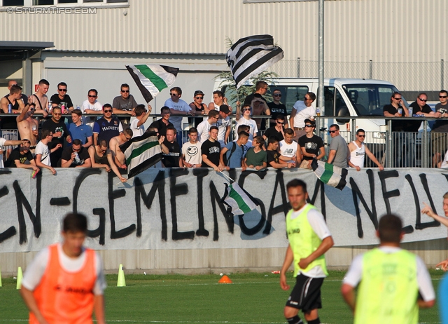 Trainingsauftakt Sturm
Oesterreichische Fussball Bundesliga, SK Sturm Graz Trainingsauftakt, Trainingszentrum Messendorf, 17.06.2013.

Foto zeigt Fans von Sturm
