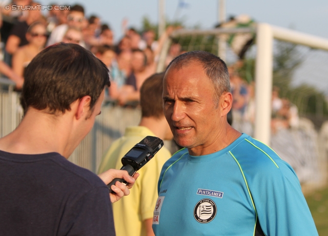 Trainingsauftakt Sturm
Oesterreichische Fussball Bundesliga, SK Sturm Graz Trainingsauftakt, Trainingszentrum Messendorf, 17.06.2013.

Foto zeigt Darko Milanic (Cheftrainer Sturm) beim Interview
