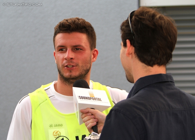 Trainingsauftakt Sturm
Oesterreichische Fussball Bundesliga, SK Sturm Graz Trainingsauftakt, Trainingszentrum Messendorf, 17.06.2013.

Foto zeigt Marco Djuricin (Sturm) beim Interview
