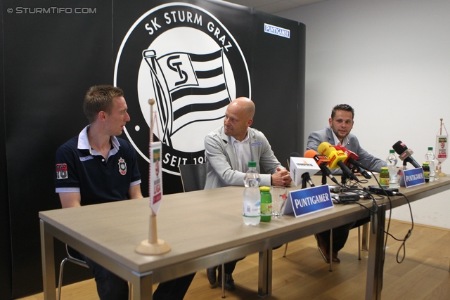 Pressekonferenz Sturm
Oesterreichische Fussball Bundesliga, SK Sturm Graz Pressekonferenz, Trainingszentrum Messendorf, 03.07.2013.

Foto zeigt Robert Beric (Sturm), Gerhard Goldbrich (General Manager Sturm) und Alexander Fasching (Pressesprecher Sturm)
