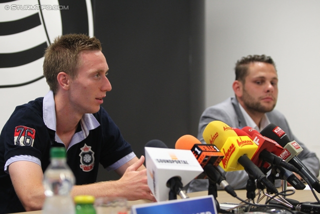 Pressekonferenz Sturm
Oesterreichische Fussball Bundesliga, SK Sturm Graz Pressekonferenz, Trainingszentrum Messendorf, 03.07.2013.

Foto zeigt Robert Beric (Sturm) und Alexander Fasching (Pressesprecher Sturm)
