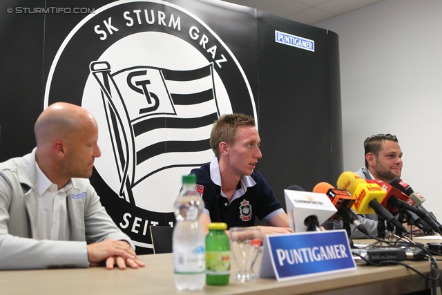 Pressekonferenz Sturm
Oesterreichische Fussball Bundesliga, SK Sturm Graz Pressekonferenz, Trainingszentrum Messendorf, 03.07.2013.

Foto zeigt Gerhard Goldbrich (General Manager Sturm), Robert Beric (Sturm) und Alexander Fasching (Pressesprecher Sturm)
