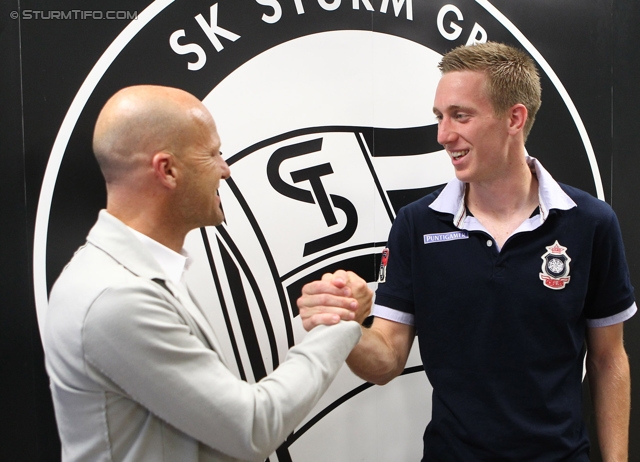 Pressekonferenz Sturm
Oesterreichische Fussball Bundesliga, SK Sturm Graz Pressekonferenz, Trainingszentrum Messendorf, 03.07.2013.

Foto zeigt Gerhard Goldbrich (General Manager Sturm) und Robert Beric (Sturm)
