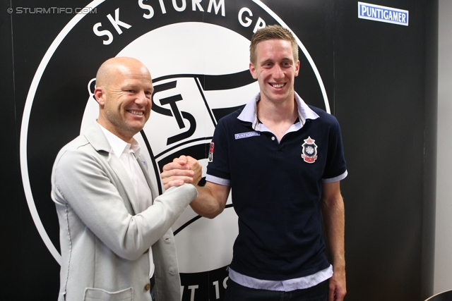 Pressekonferenz Sturm
Oesterreichische Fussball Bundesliga, SK Sturm Graz Pressekonferenz, Trainingszentrum Messendorf, 03.07.2013.

Foto zeigt Gerhard Goldbrich (General Manager Sturm) und Robert Beric (Sturm)
