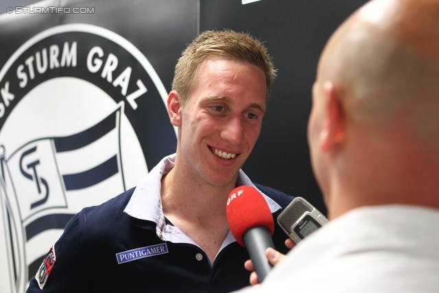 Pressekonferenz Sturm
Oesterreichische Fussball Bundesliga, SK Sturm Graz Pressekonferenz, Trainingszentrum Messendorf, 03.07.2013.

Foto zeigt Robert Beric (Sturm) beim Interview
