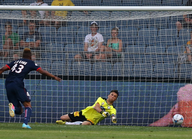 Sturm Graz - Paris SG
Testspiel,  SK Sturm Graz - Paris Saint Germain, Stadion Liebenau Graz, 09.07.2013. 

Foto zeigt John Junior Nkomb (Paris SG) und Christian Gratzei (Sturm)
