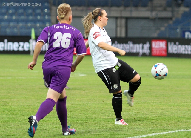 Sturm Graz - Paris SG
Testspiel,  SK Sturm Graz - Paris Saint Germain, Stadion Liebenau Graz, 09.07.2013. 

Foto zeigt Sasa Perus (Maribor) und Stephanie Schachner (Sturm Damen)
