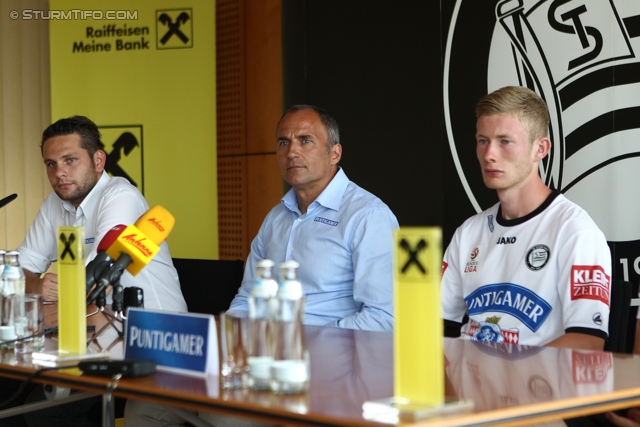 Pressekonferenz Sturm
Oesterreichische Fussball Bundesliga, SK Sturm Graz Pressekonferenz, Raiffeisen Landesbank Graz, 12.07.2013.

Foto zeigt Alexander Fasching (Pressesprecher Sturm), Darko Milanic (Cheftrainer Sturm) und Florian Kainz (Sturm)
