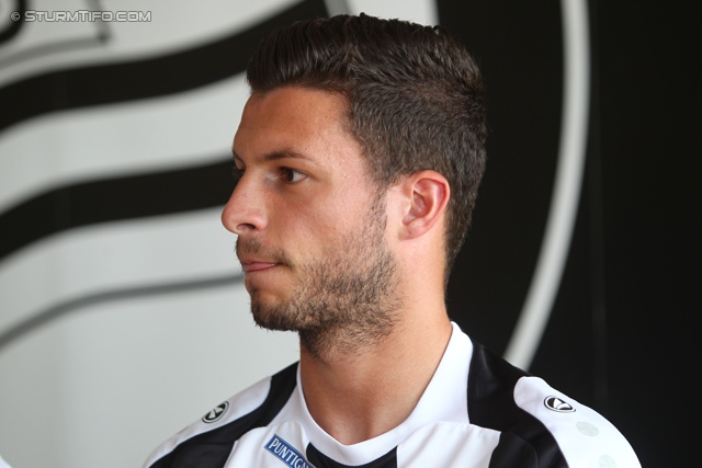 Pressekonferenz Sturm
Oesterreichische Fussball Bundesliga, SK Sturm Graz Pressekonferenz, Raiffeisen Landesbank Graz, 12.07.2013.

Foto zeigt Marco Djuricin (Sturm)
