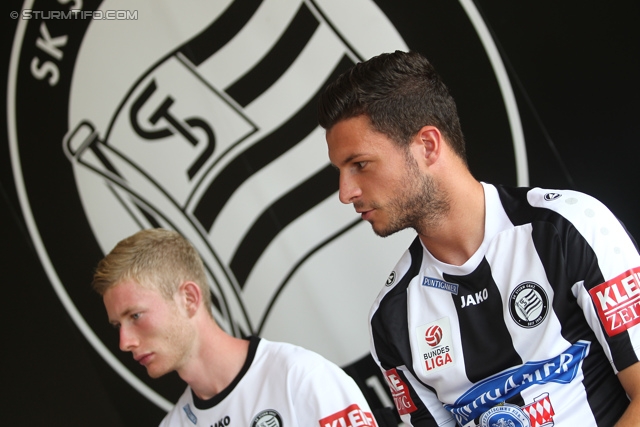 Pressekonferenz Sturm
Oesterreichische Fussball Bundesliga, SK Sturm Graz Pressekonferenz, Raiffeisen Landesbank Graz, 12.07.2013.

Foto zeigt Florian Kainz (Sturm) und Marco Djuricin (Sturm)
