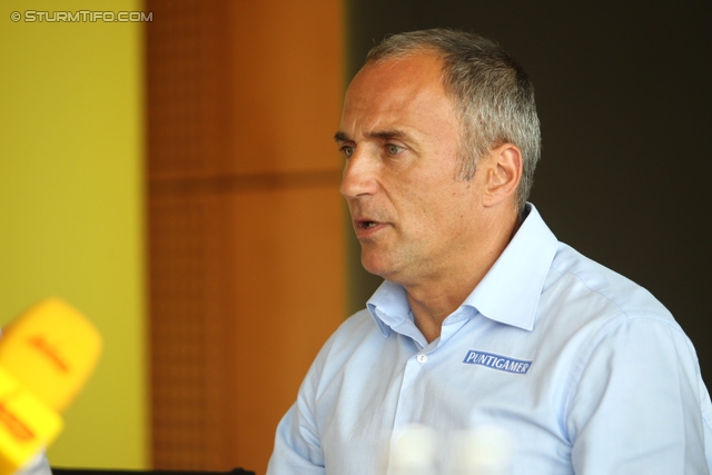 Pressekonferenz Sturm
Oesterreichische Fussball Bundesliga, SK Sturm Graz Pressekonferenz, Raiffeisen Landesbank Graz, 12.07.2013.

Foto zeigt Darko Milanic (Cheftrainer Sturm)
