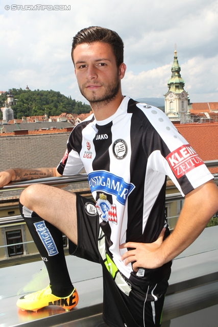 Pressekonferenz Sturm
Oesterreichische Fussball Bundesliga, SK Sturm Graz Pressekonferenz, Raiffeisen Landesbank Graz, 12.07.2013.

Foto zeigt Marco Djuricin (Sturm)
