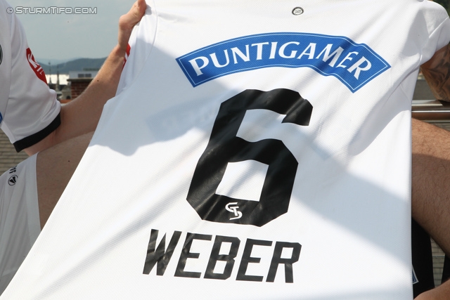 Pressekonferenz Sturm
Oesterreichische Fussball Bundesliga, SK Sturm Graz Pressekonferenz, Raiffeisen Landesbank Graz, 12.07.2013.

Foto zeigt das Trikot von Manuel Weber (Sturm)
