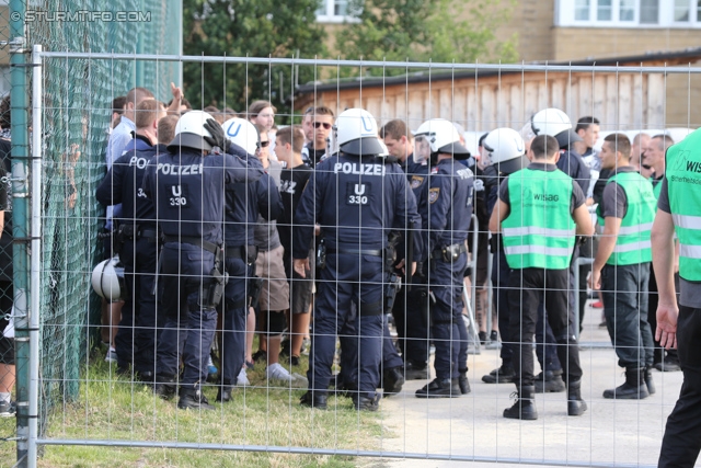 Team Wiener Linien - Sturm Graz
OEFB Cup, 1. Runde, SC Team Wiener Linien -  SK Sturm Graz, Raxplatz Wien, 13.07.2013. 

Foto zeigt Polizei und Fans von Sturm
