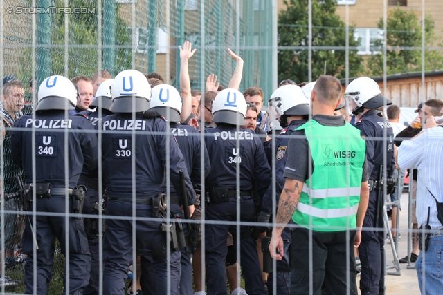 Team Wiener Linien - Sturm Graz
OEFB Cup, 1. Runde, SC Team Wiener Linien -  SK Sturm Graz, Raxplatz Wien, 13.07.2013. 

Foto zeigt Polizei und Fans von Sturm
